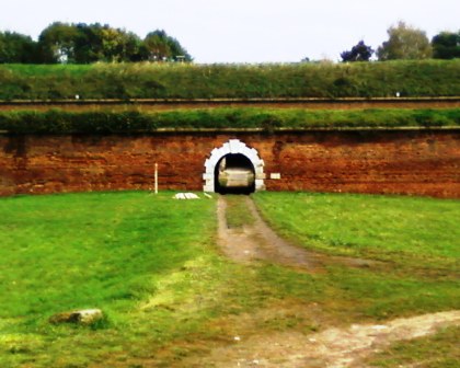 Tor durch den Hauptwall und das (vorgelegte) Zangenwerk (Tenaille)